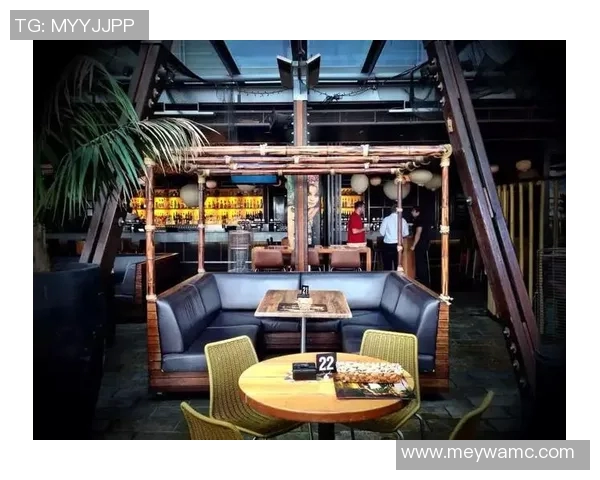 外国足球明星惊现街头引发粉丝狂欢瞬间街头变成热闹球迷聚集地